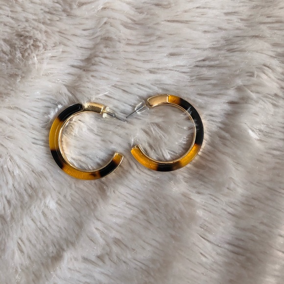 Tortoise shell with gold accent hoop earrings - Picture 2 of 3